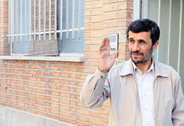 احمدی نژاد در نوروز 87 جلو خانه 40 ساله اش که حالاتبدیل به آپارتمان شده است /عکس: President.ir