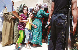کودکان و زنان سوری در صف نان در یکی از محلات حلب عکس: رویترز