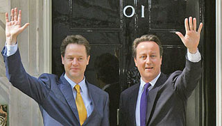نیک کلگ(لیبرال دموکرات) در کنار دیوید کامرون، نخست وزیر جدید انگلستان - عکس: AFP