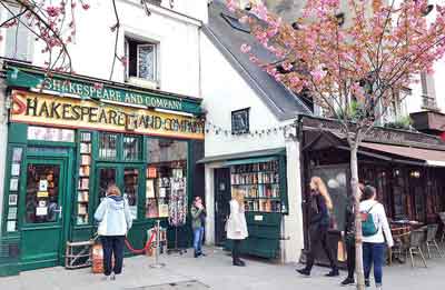 عکس: کتاب فروشی شکسپیر و شرکا در پاریس/ دنیای اقتصاد