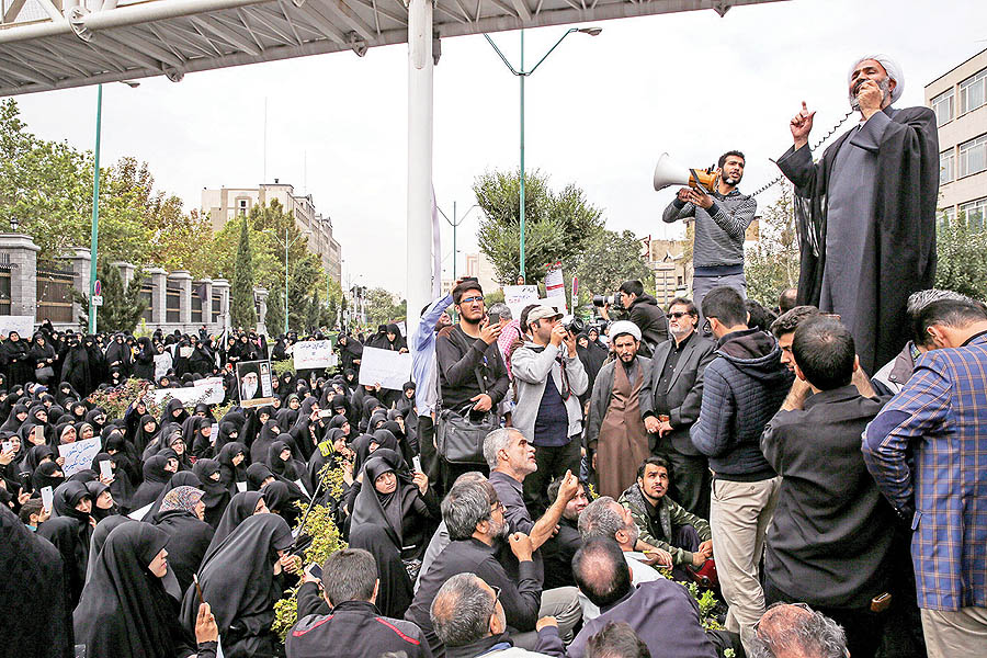  مخالفان، نوسانات چندماهه نرخ ارز و مشکلات احتمالی در آینده کشور را معلول پایبندی ایران به توصیه های FATF می دانند.