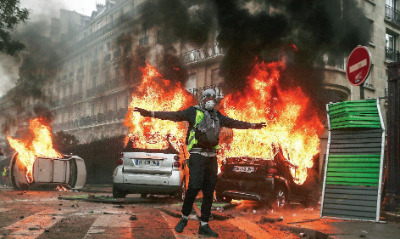 Magiran | روزنامه کیهان (1397/09/12): پاریس همچنان در آتش خشم «جلیقه زردها»  300 معترض دستگیر و 110 نفر زخمی شدند