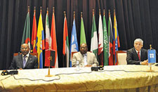رییس اوپک و وزیر نفت آنگولا (چپ)- نخست وزیر آنگولا (وسط)- دبیرکل لیبیایی اوپک عبدالله البدری (راست)